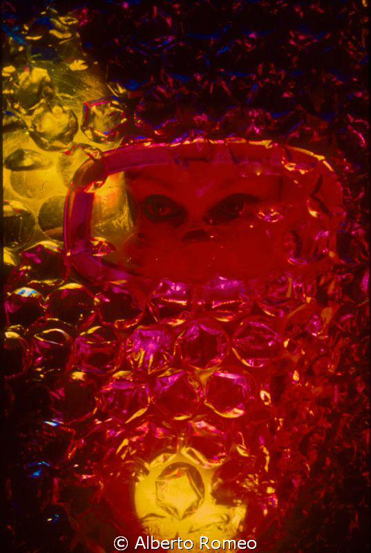 Plastic bubbles, eyes and colored light.
NO P.S. by Alberto Romeo 