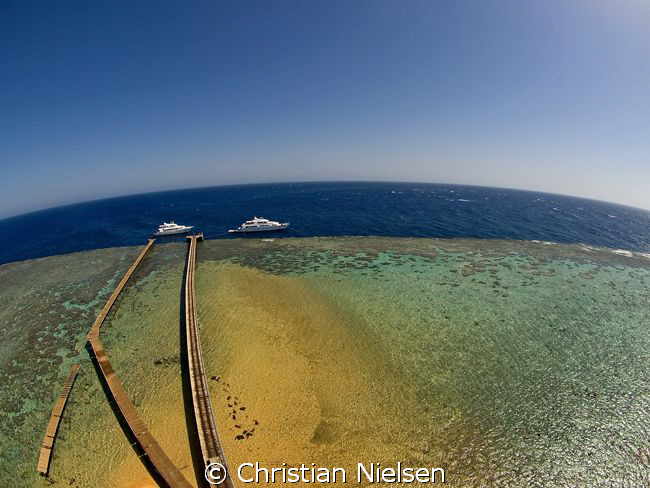 The world is round !!!!!!!!!!!
View of the jetty on Daed... by Christian Nielsen 