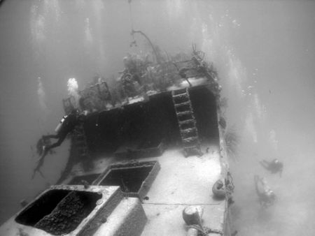 Divers on the wreck of the Prince Albert, Roatan, Nikon C... by Ken Dean 