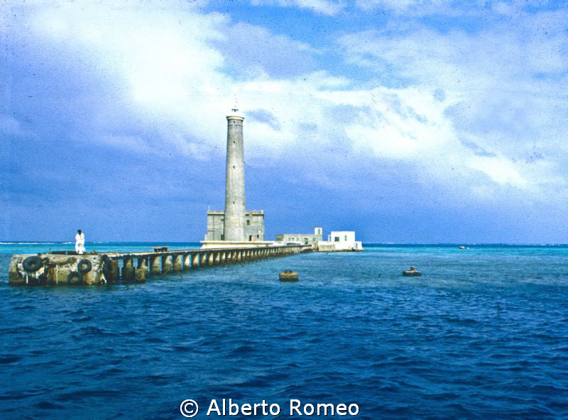 A very famous diving site: the Sanganeb light house's in ... by Alberto Romeo 