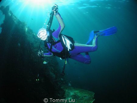 Lovely diver in the water with the Jesus light~ by Tommy Liu 