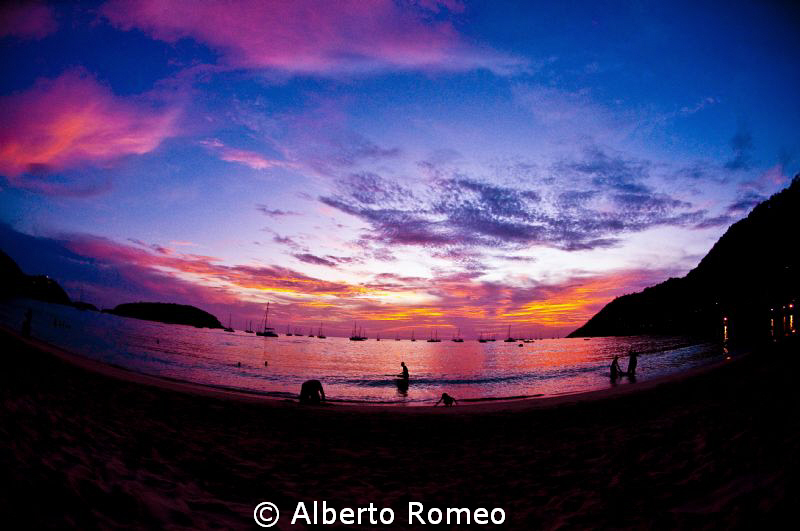 Sunset on Pucket beach. by Alberto Romeo 