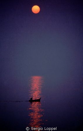 Red Moon Notte: una barca va a pesca by Sergio Loppel 