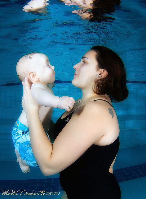Isaak and Mum enjoy the underwater world. by Mona Dienhart 