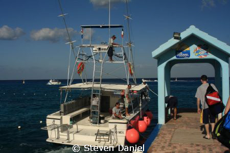 Divers Loading up on Paradise Divers Boat by Steven Daniel 