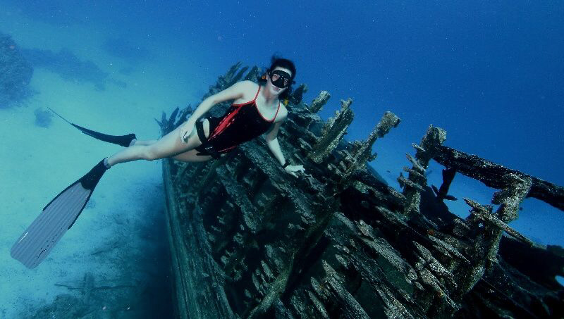 Freediving on the wreck.. by Veronika Matějková 