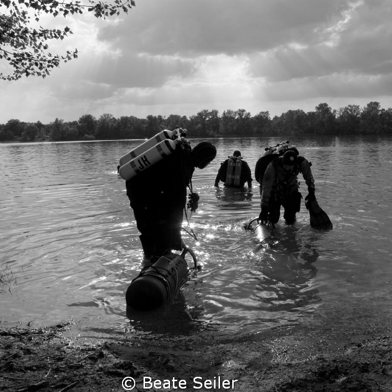 preparing the dive .... by Beate Seiler 