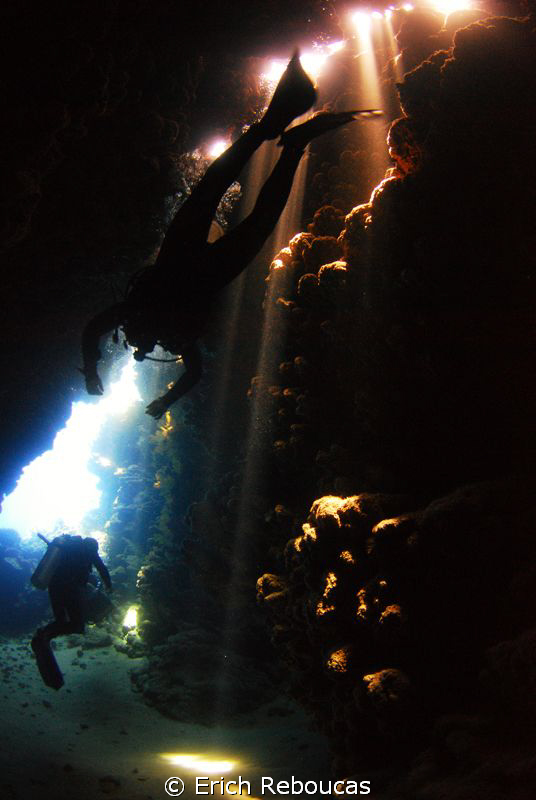 Divers through the Jackfish Alley cave by Erich Reboucas 