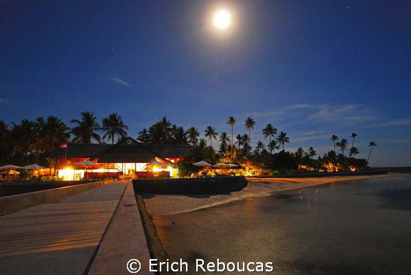 Moon and stars at Wakatobi by Erich Reboucas 