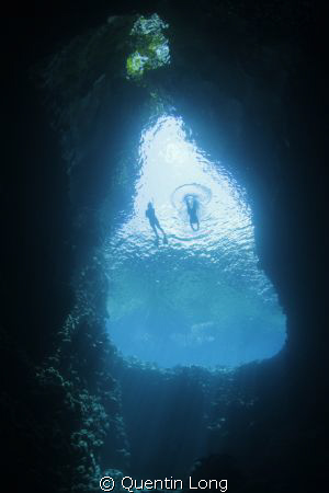 Freediving Swallows Cave, Vava'u.
Canon 550D, Tokina 10-... by Quentin Long 