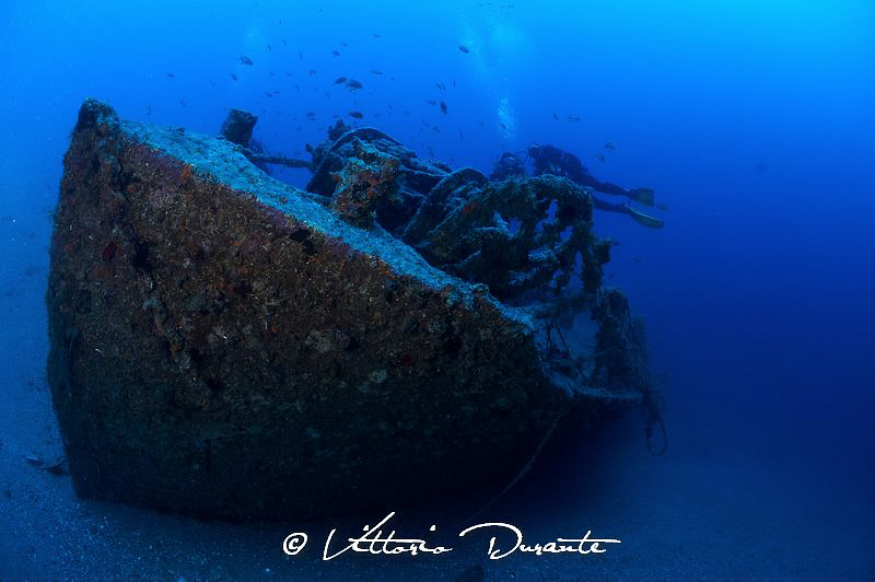 Wreck and divers by Vittorio Durante 