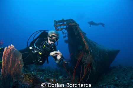 Divers at the Der Yang. Nikon D 300 with 1 x Nikonos SB 1... by Dorian Borcherds 