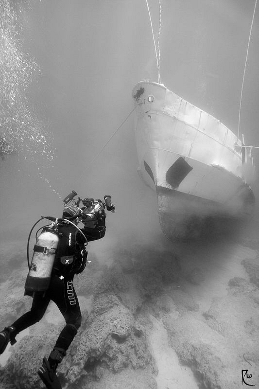 uw videographer v/s new shipwreck ;-) by Rico Besserdich 