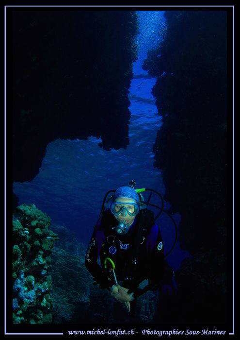 Diving the Crack in Dahab... :O).. by Michel Lonfat 