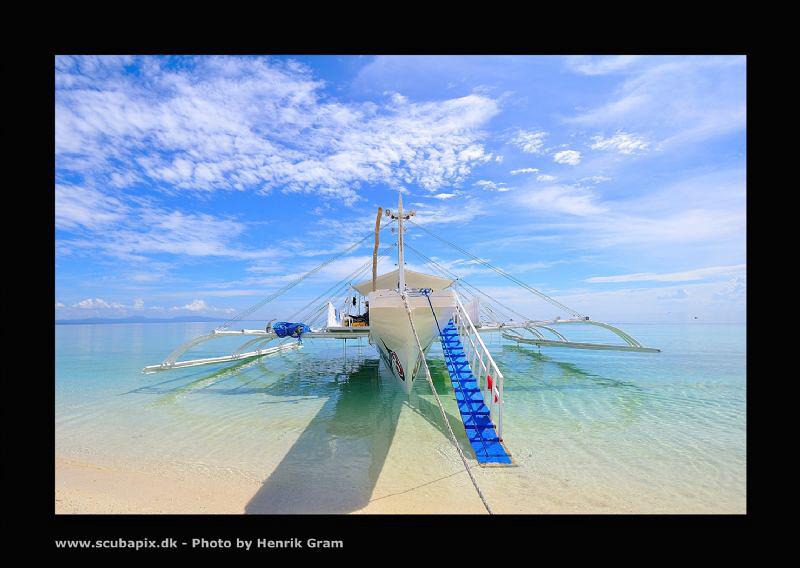 Dive Boat or "banga" moored at Clangaman Island for a qui... by Henrik Gram Rasmussen 
