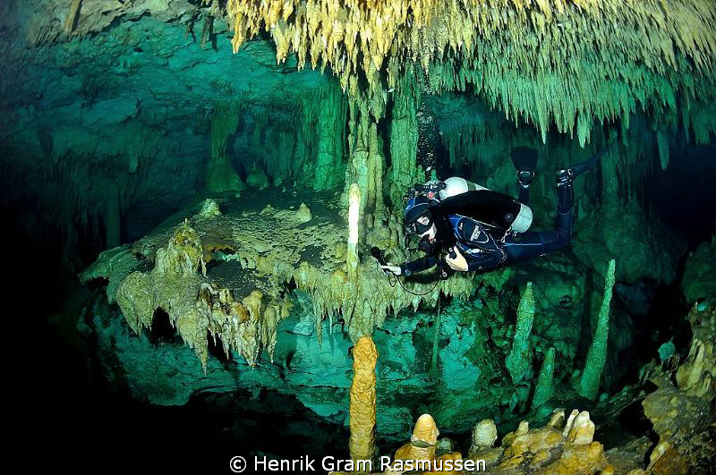 Diver in the cenote "dreams gate" - taken with 10,5mm fis... by Henrik Gram Rasmussen 