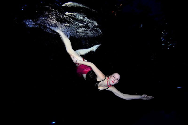Klara in the swimmingpool by Veronika Matějková 