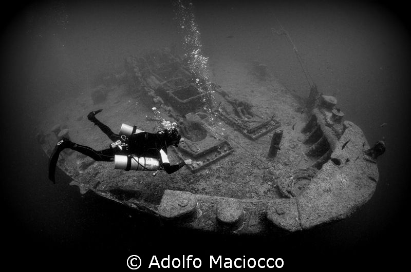 Sidemount diver on the Thistlegorm by Adolfo Maciocco 