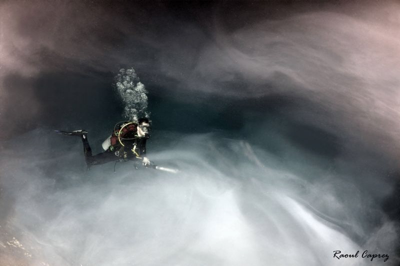 Diving in a cloud
(sulphur layer at 30m deep in cenote E... by Raoul Caprez 