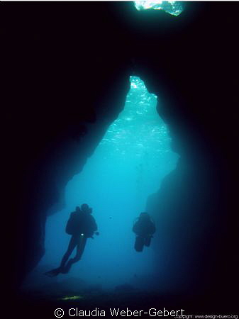 Xlendi cave - with divers - natural light by Claudia Weber-Gebert 