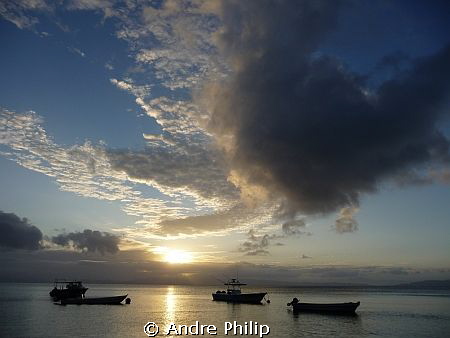 Sun down on the end of an amazing diving day in fiji by Andre Philip 