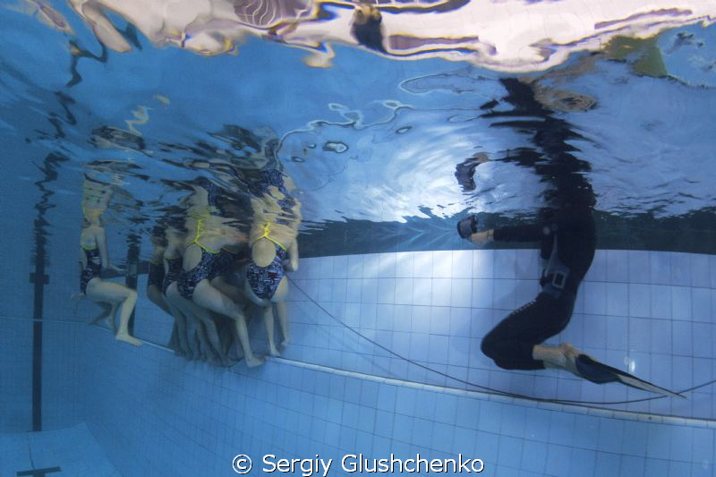 Synchronized swimming. During the workout. by Sergiy Glushchenko 