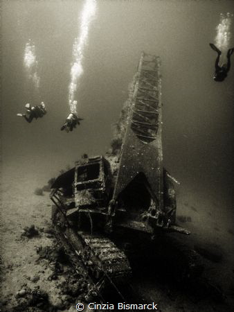 Divers around Million Hope wreck by Cinzia Bismarck 