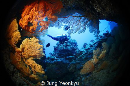 Girlfreind
Grotto, Sipan. by Jung Yeonkyu 