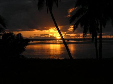 Aitutaki sunset, Cook islands.
Olympus C8080-zoom by Quentin Long 