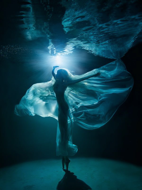 Moonlight Ballet

(night underwater photo shooting in swimming pool) 