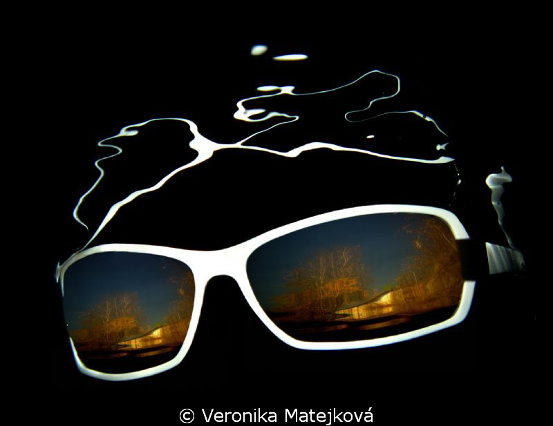 Sunglasses under water 
