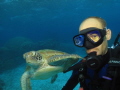 selfshot with a green turtle + bonus reflection in my mask...