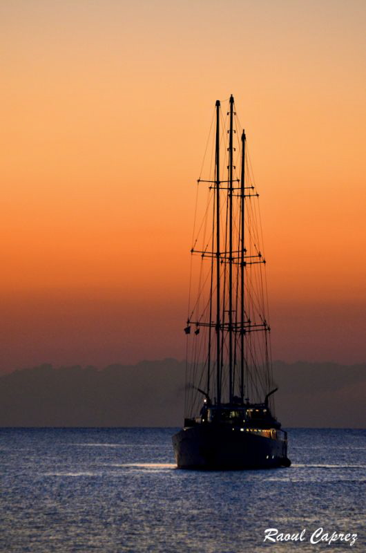 Night cruise by Raoul Caprez 