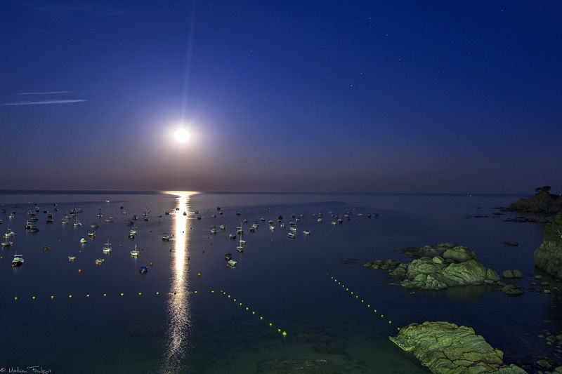 full moon rising by Mathieu Foulquié 
