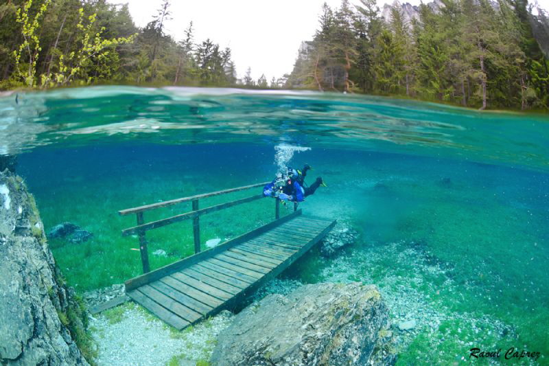 Diving on a bridge by Raoul Caprez 