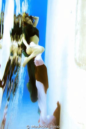 underwater picture taken in a swimming pool by Mauricio Silerio 