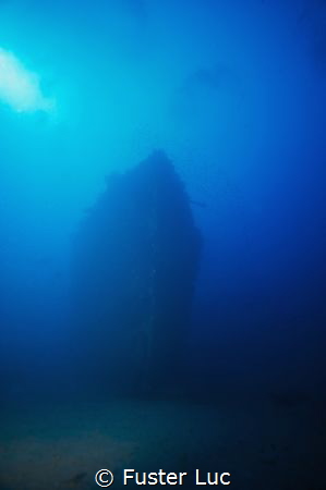 Shadow of the bow, wreck of the mythic Togo by 55 meters ... by Fuster Luc 