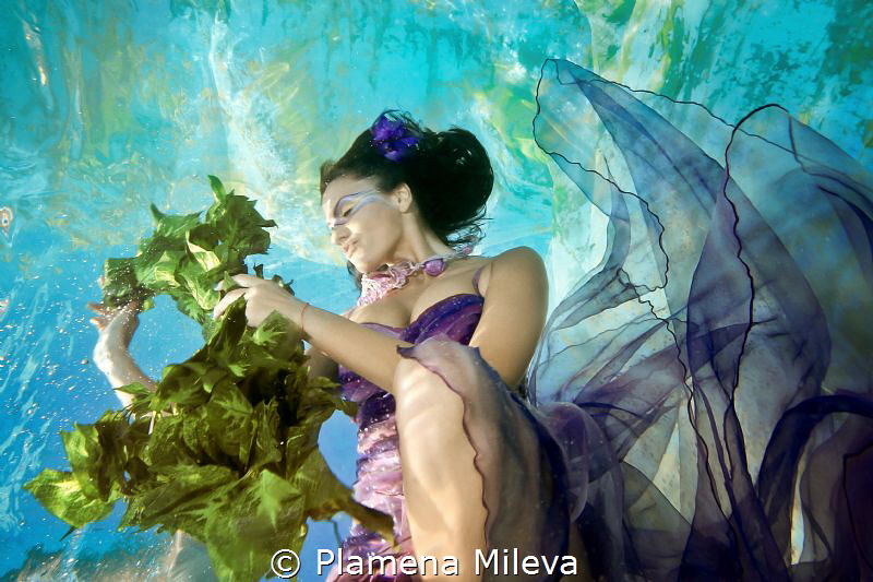 Knitting a wreath by Plamena Mileva 