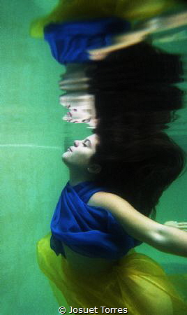Shoot at midday on a pool. Resault that the model was per... by Josuet Torres 