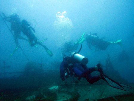 Going for the rope. "King Cruiser" wreck (15 to 32m),Phuk... by Kyriakos Filindris 
