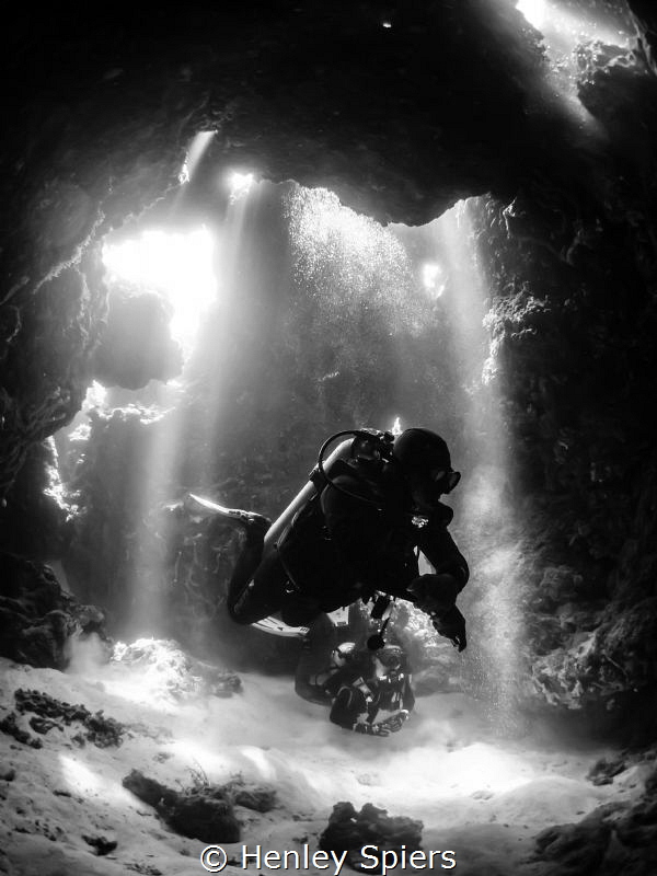 Divers in 'The Cathedral', Cabilao by Henley Spiers 