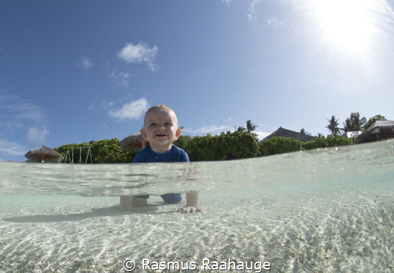 My little boy playing in the water in the Maldives by Rasmus Raahauge 