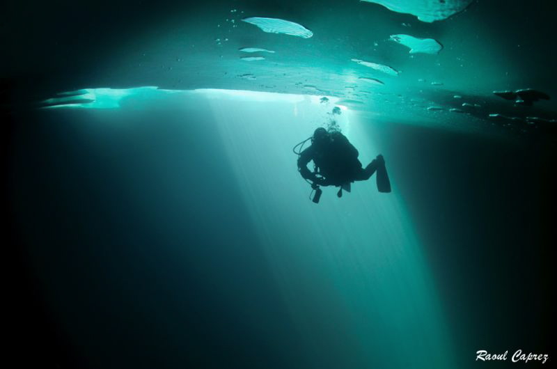 Ice diving atmosphere by Raoul Caprez 