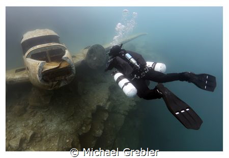 A diver wearing side mount comes face-to-face with the pl... by Michael Grebler 