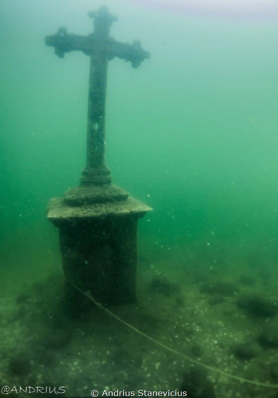 Cross monument. by Andrius Stanevicius 