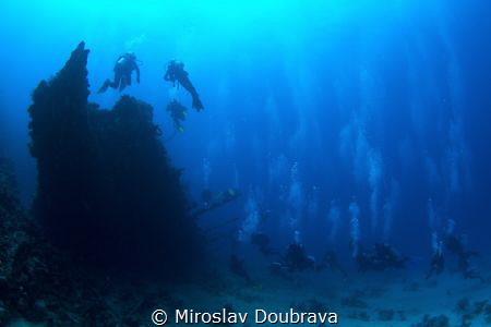 crowd on wreck Carnatic by Miroslav Doubrava 