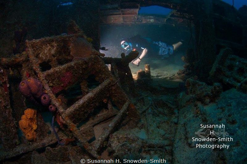 Look closely: a diver is lit by a remote slave strobe as ... by Susannah H. Snowden-Smith 