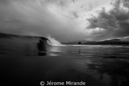 Black & Wave by Jérome Mirande 