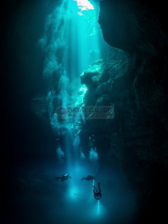 Divers descending into 'The Pit' - Olympus OM-D EM-1, Pan... by Oktay Calisir 