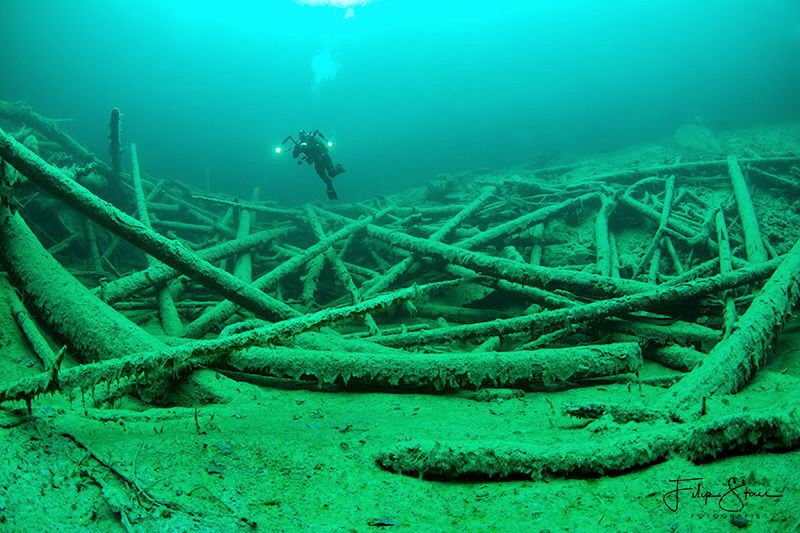 A diver eplores lake Samaranger, Tirol, Austria. by Filip Staes 
